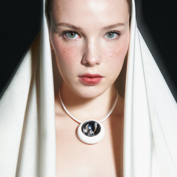 Mono Paperclip earring in white gold
