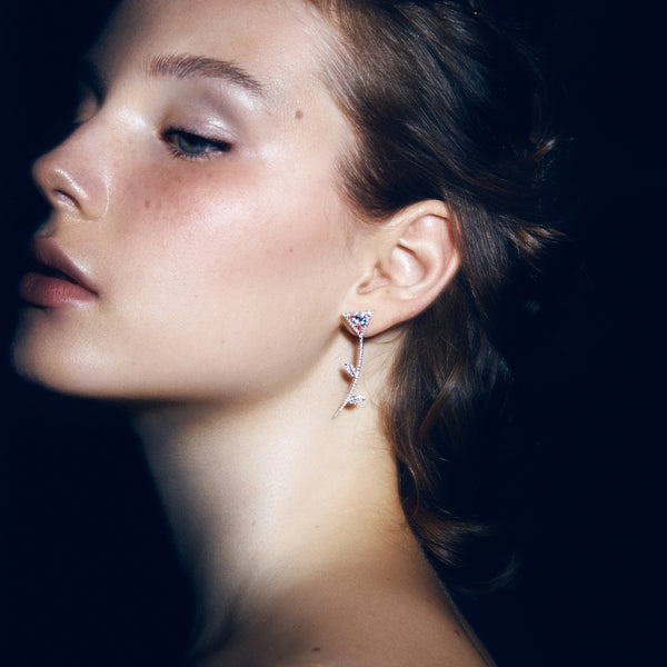 Mono Paperclip earring in white gold