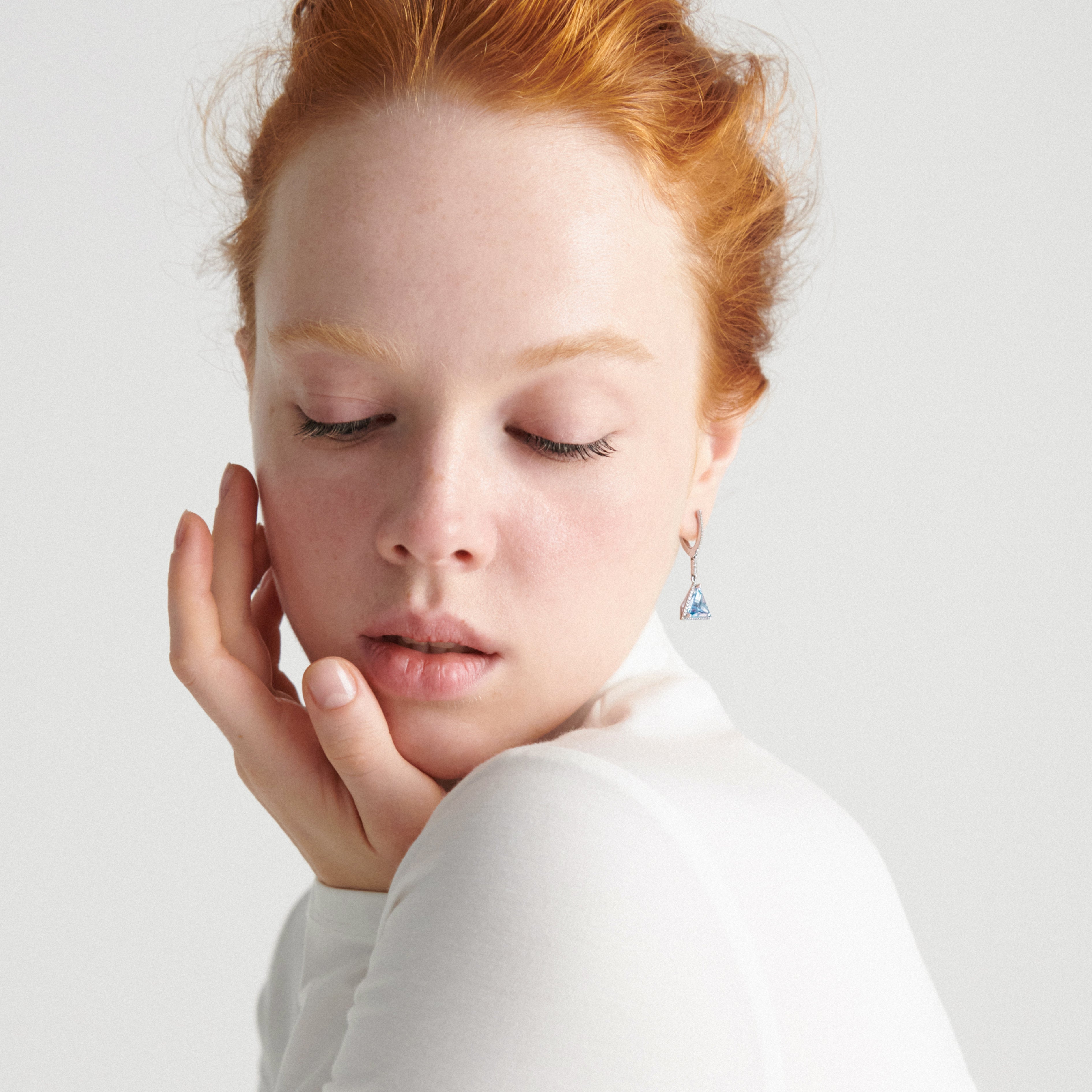Mono Paperclip earring in white gold